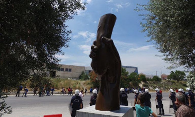 ΜΕΤΑ ΤΑ ΣΟΒΑΡΑ ΕΠΕΙΣΟΔΙΑ «Μυρίζει μπαρούτι» στη Λέσβο! Εκατοντάδες πρόσφυγες φεύγουν από τη Μόρια – Μπλόκα της αστυνομίας