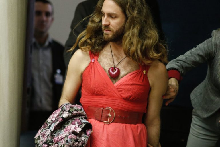 Eικόνες ντροπής: Με κατακόκκινο φόρεμα στα θεωρεία της Βουλής ο… Τζέισον Αντιγόνη – Αποδομούν την κοινωνία