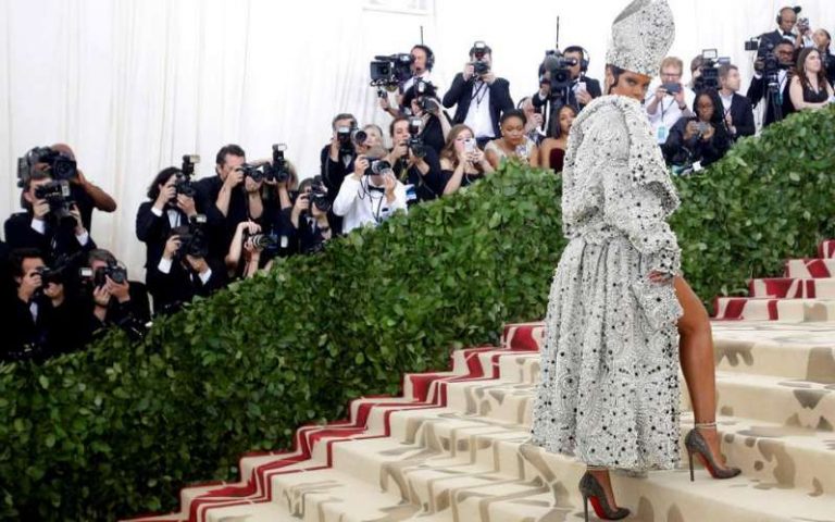 Σκοτεινά βλέμματα, περίεργα σύμβολα και προσβολή Χριστού σε εκδήλωση στην Νέα Υόρκη