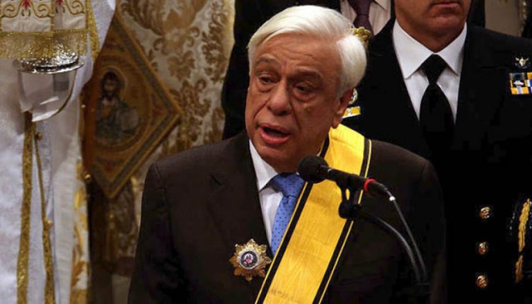 Παυλόπουλος- Καταργείται ο Εθνικός Ύμνος και η Έπαρση σημαίας στα σχολεία