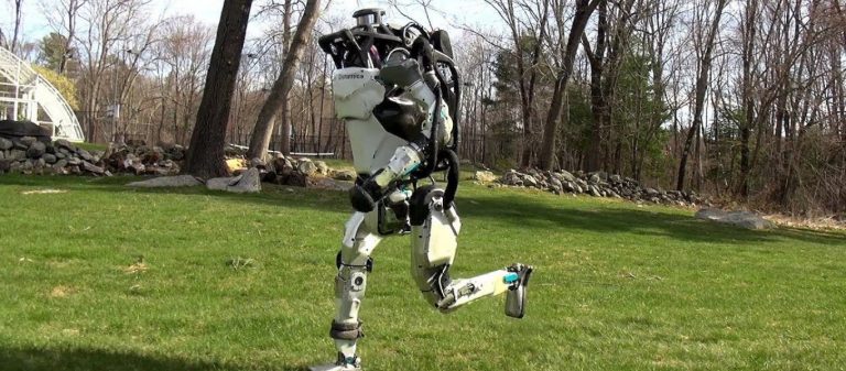 Το ανθρωποειδές ρομπότ Atlas μπορεί να σας κυνηγήσει ακόμη και μέσα στα δάση!