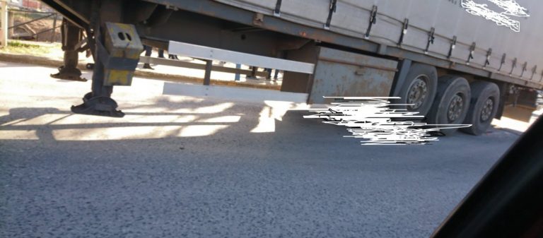 Σοβαρό τροχαίο στη Λάρισα – Νταλίκα παρέσυρε γυναίκα