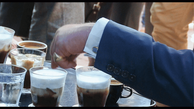 Ο εξοχότατος “Έλληνας” με… την σημαία ανάποδα;