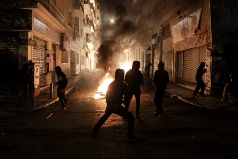 Φορτηγά με ξένες πινακίδες ξεφορτώνουν οπλισμό στην «πέμπτη φάλαγγα» στα Εξάρχεια – Καλάσνικοφ σε πρώτο πλάνο στους τοίχους