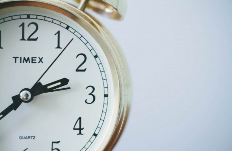 Aγγίζουμε υψηλό χαμηλό ησυχίας..