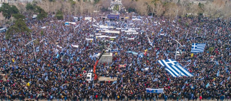 Στην κυβέρνηση ξεκίνησαν την αποδόμηση όσων αντιδρούν: «Επαγγελματίες πατριώτες όσοι συμμετέχουν στα συλλαλητήρια»