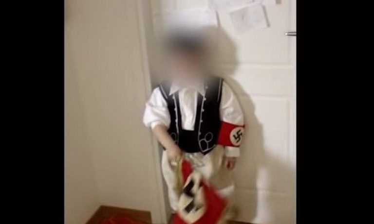 Ο Χρήστος Παππάς «κακοποιεί» παιδάκι βάζοντας το να βροντοφωνάζει …χάιλ Χίτλερ