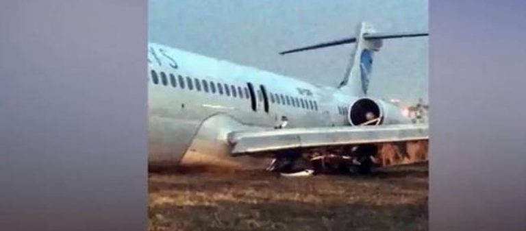 Τρόμος για 169 επιβάτες: Αεροσκάφος τυλίχθηκε στις φλόγες στη διάρκεια αναγκαστικής προσγείωσης