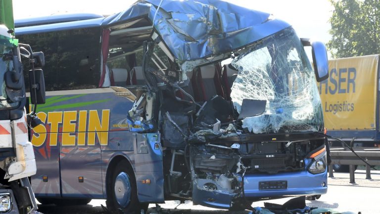 ΓΕΡΜΑΝΊΑ: ΔΥΣΤΎΧΗΜΑ ΜΕ ΜΟΤΊΒΟ ΛΕΩΦΟΡΕΊΟΥ-ΦΟΡΤΗΓΟΎ, 1 ΝΕΚΡΌΣ ΚΑΙ 30 ΤΡΑΥΜΑΤΊΕΣ