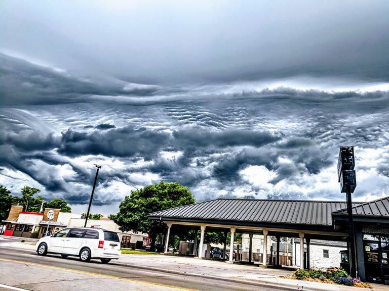 Δεν έχω λόγια να περιγράψω αυτά τα πολύ παράξενα σύννεφα στον ουρανό πάνω από τη Νεμπράσκα