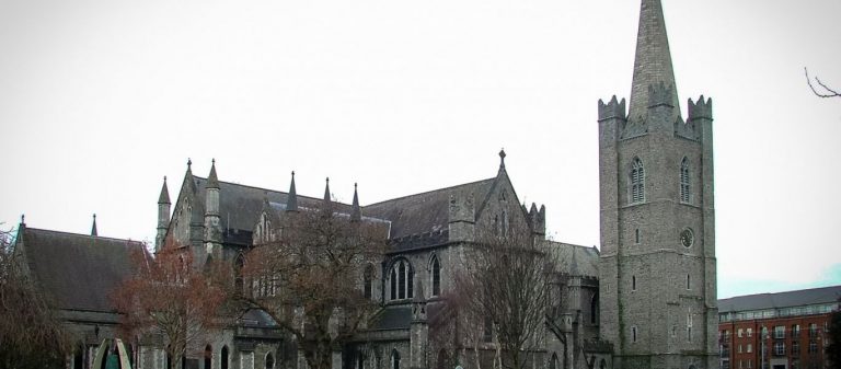 ΕΚΤΑΚΤΟ: Αυτοκίνητο έπεσε πάνω σε πιστούς έξω από εκκλησία στο Δουβλίνο