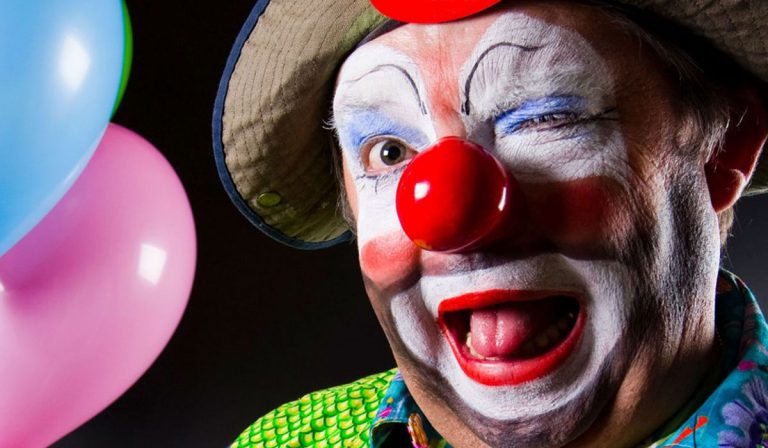 Καρέκλα καρεκλίτσα μου, αν σε χάσω θα χαθώ… ζήτω η Μακεδονία