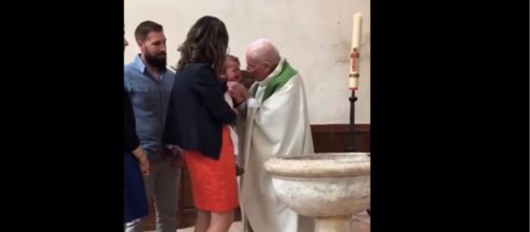 Καθολικός ιερέας χαστουκίζει μωρό επειδή κλαίει στη βάφτιση! – Άφωνοι οι συγγενείς