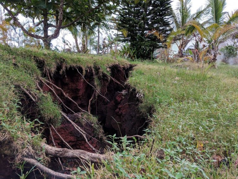 Μετά την έκρηξη του ηφαιστείου και τους σεισμούς,ανοίγει η γη στη Χαβάη.Ρωγμές στην επιφάνεια.