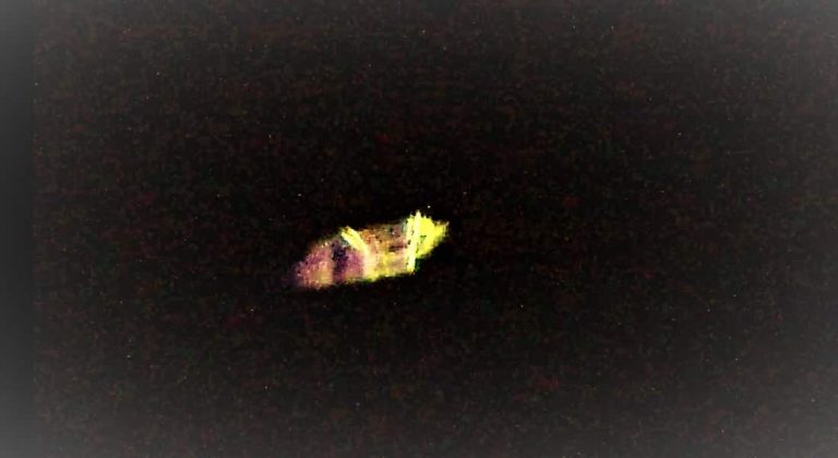 Παράξενο αντικείμενο εκπέμπει εντυπωσιακά σχέδια και πολύχρωμο φως