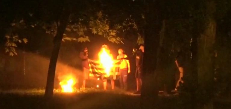 Πρόκληση από αναρχικούς: Εκαψαν ελληνική σημαία κατά τη διάρκεια των επεισοδίων στα Εξάρχεια