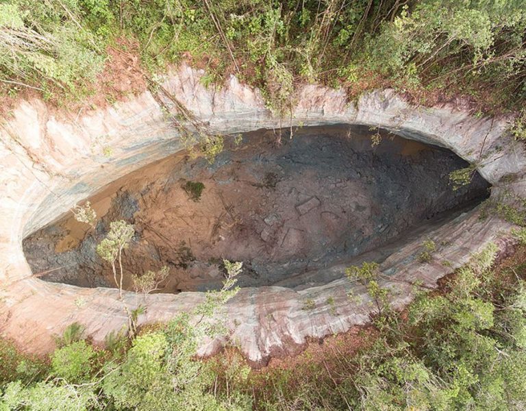 Πύλη προς τη κόλαση: Το ανεξήγητο φαινόμενο προκαλεί φόβους, καθώς ο τεράστιος κρατήρας ανοίγει.