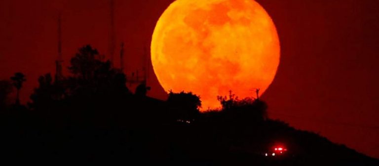Τρόμο σπέρνει η έκλειψη της σελήνης: Συνομοσιολόγοι μιλούν για την θεωρία της «τετράδας» που θα φέρει τον Αρμαγεδδώνα