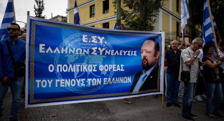 Προφυλακίστηκε ο Αρτέμης Σώρρας – Συγκέντρωση των οπαδών του στα δικαστήρια