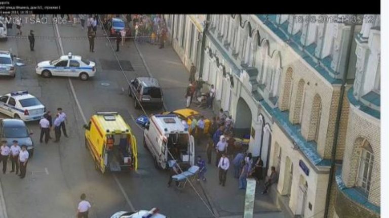 Ταξί έπεσε πάνω σε πλήθος στην κεντρική Μόσχα