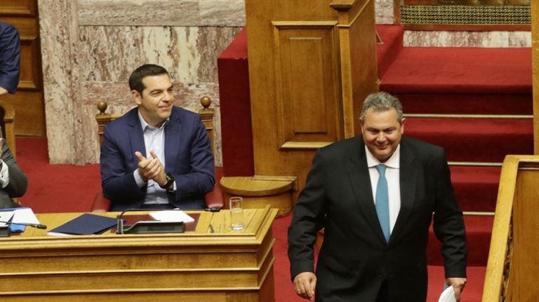 Ταραχή στο Μαξίμου: Η κυβέρνηση καταγγέλλει σχέδιο αποστασίας