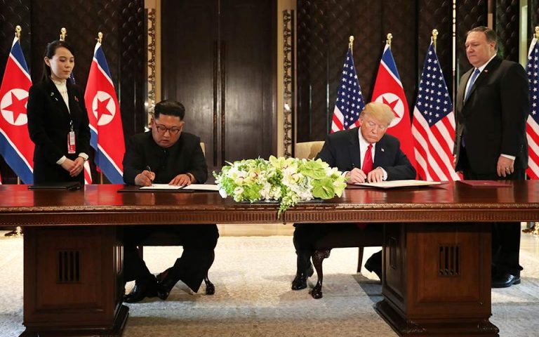 Τέλος εποχής – Ιστορική συμφωνία ΗΠΑ-Βόρειας Κορέας – Υπέγραψαν κοινή δήλωση οι Κιμ και Τραμπ