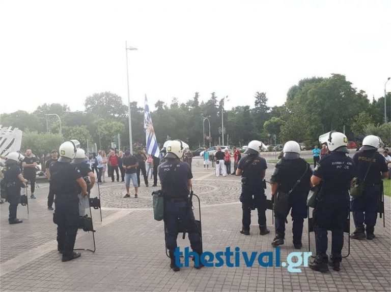 Βίντεο: Έντονες αποδοκιμασίες κατά Αχτσιόγλου και Μπουτάρη στο δημαρχείο Θεσσαλονίκης