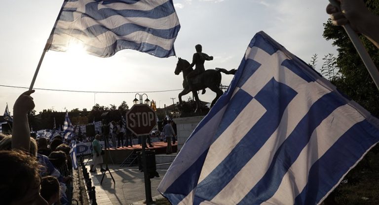 Θεσσαλονίκη: Χημικά από τα ΜΑΤ κατά διαδηλωτών σε συγκέντρωση για την Μακεδονία