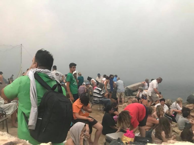 ΕΚΤΑΚΤΟ – Διεθνή έκκληση Τσίπρα: «Βοηθήστε μας» – Επιστρατεύουν φρεγάτα και αρματαγωγό – Ο κόσμος πηδάει στην θάλασσα για να σωθεί – Αγνοείται αγοράκι…