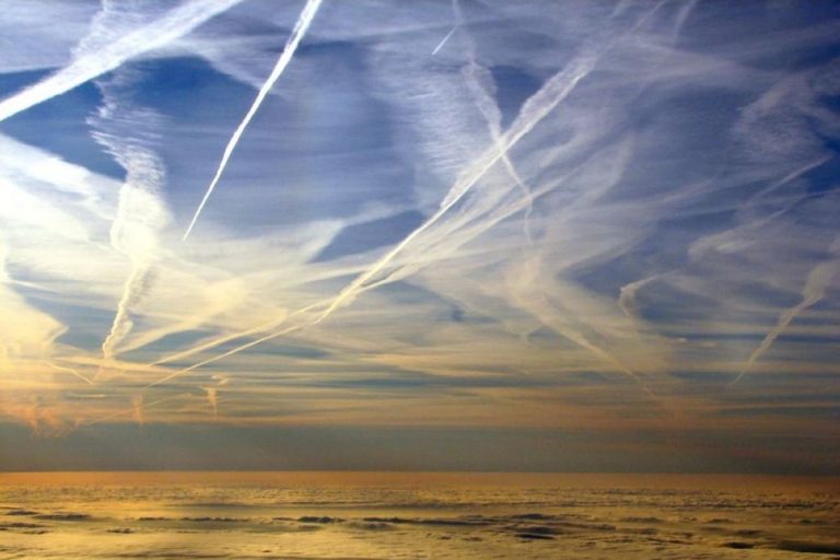 Το μοντέλο τεχνητής νοημοσύνης για τη διερεύνηση των επιπτώσεων των chemtrails κυκλοφόρησε, αλλά ο Guardian λέει ότι τα chemtrails είναι απλώς μια «θεωρία συνωμοσίας»