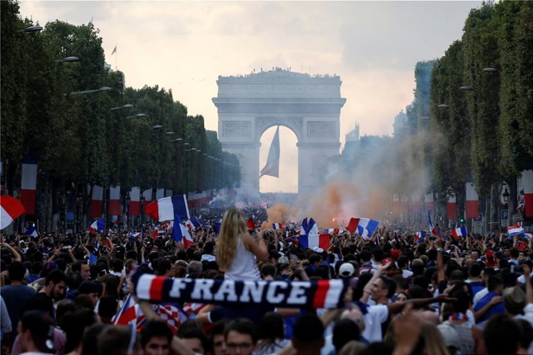 Δείτε live: Η Γαλλία «στις φλόγες» για την κατάκτηση του Μουντιάλ!
