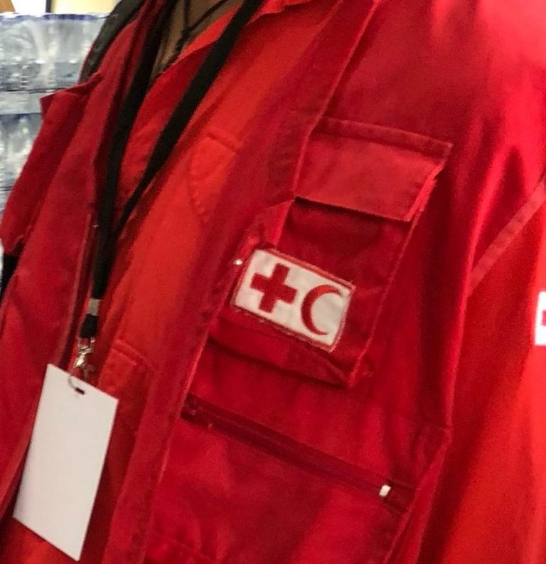 ΤΗΝ ΗΜΙΣΕΛΗΝΟ ΠΡΟΣΕΘΕΣΕ ΣΤΟ ΣΗΜΑ ΤΟΥ Ο ΕΡΥΘΡΟΣ ΣΤΑΥΡΟΣ, ΓΙΑ ΝΑ ΜΗΝ… ΘΙΓΟΝΤΑΙ ΤΑ «ΠΡΟΣΦΥΓΑΚΙΑ»!