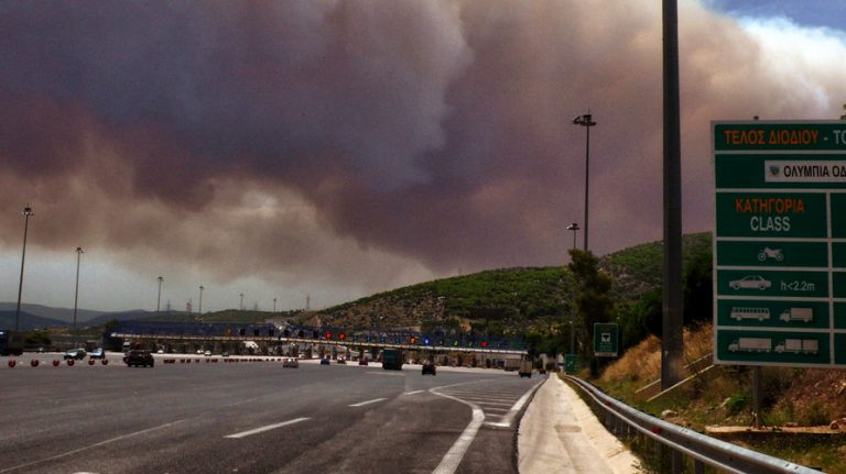 Φωτιά στην Κινέτα: Διακόπηκαν τα δρομολόγια του Προαστιακού