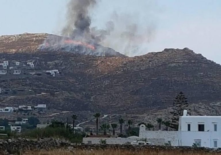 Φωτιά στις Κολυμπήθρες Πάρου