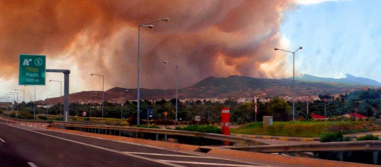 Εκκενώνονται χωριά και οικισμοί στην Κορινθία – Ξέμειναν από αεροσκάφη – Η φωτιά κατεβαίνει προς τα διυλιστήρια