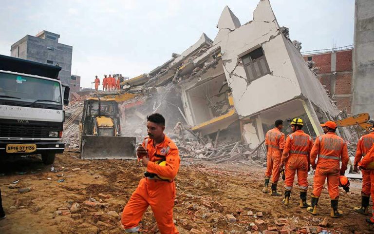 Ινδία: Κατέρρευσε εξαώροφη πολυκατοικία κοντά στο Νέο Δελχί