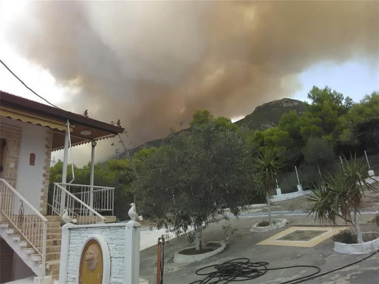 Μεγάλη πυρκαγιά σε πευκοδάσος στα Γεράνεια Όρη – Οι φλόγες πλησιάζουν οικισμό στην Κινέττα