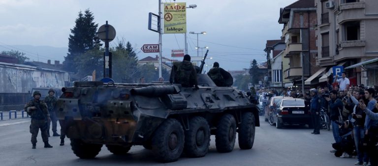 Κλιμακώνονται τα επεισόδια μεταξύ σλαβόφωνων και αλβανόφωνων στα Σκόπια – 1 νεκρός και 1 τραυματίας