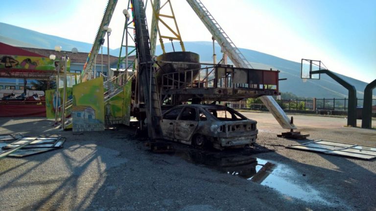 Κοζάνη: Τρόμος σε λούνα πάρκ με φλεγόμενο αυτοκίνητο – Μπήκε μέσα και καρφώθηκε κάτω από παιχνίδι