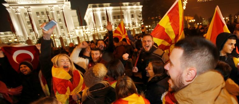 Σκοπιανό: «Κωμωδία» δίχως τέλος – Το VMRO μήνυσε τον Ζάεφ για «εσχάτη προδοσία» – Μας δουλεύουν κανονικά…