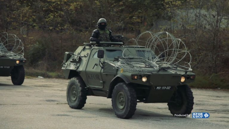 Ξηλώνουν πινακίδες, οριοθετούν τα νέα σύνορα – Δυνάμεις της KFOR έκαναν το πρώτο βήμα – Πανικοβλημένοι οι Κοσοβάροι