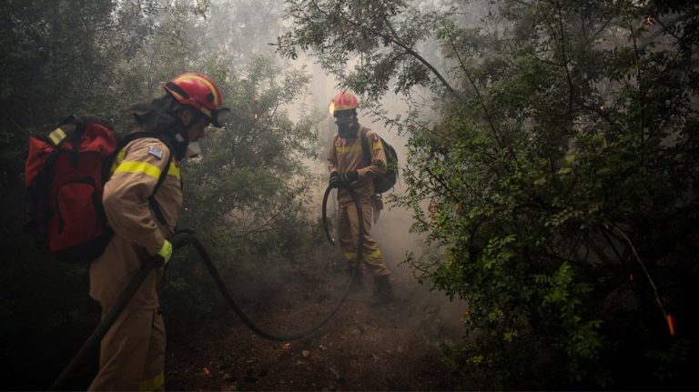 Εκτός ελέγχου η φωτιά στην Πεντέλη – Εκκενώνεται ο Νέος Βουτζάς – Κάηκαν σπίτια και αυτοκίνητα στο Μάτι