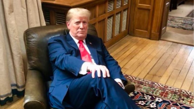 Ντόναλντ Τραμπ: Έξαλλοι οι Βρετανοί για τις προσβολές στη βασίλισσα και τη φωτογραφία στην καρέκλα του Τσόρτσιλ