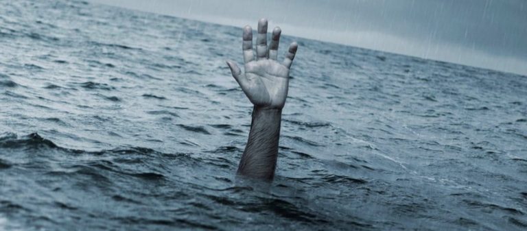 Δέκα, το ολιγότερο, οι νεκροί στην Ραφήνα – H πρώτη χώρα παγκοσμίως που θύματα πυρκαγιάς πνίγηκαν στην θάλασσα!