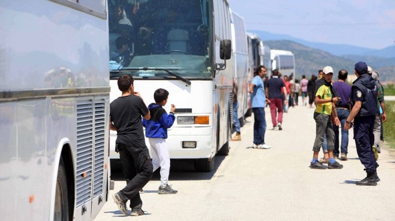 Προσφυγικό: Όλοι πήραν χρήματα, εμείς πολλούς πρόσφυγες και μειωμένο ΦΠΑ για 6 μήνες