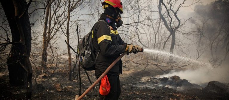 Σε πλήρη εξέλιξη οι πυρκαγιές στην Κινέτα και Καλλιτεχνούπολη