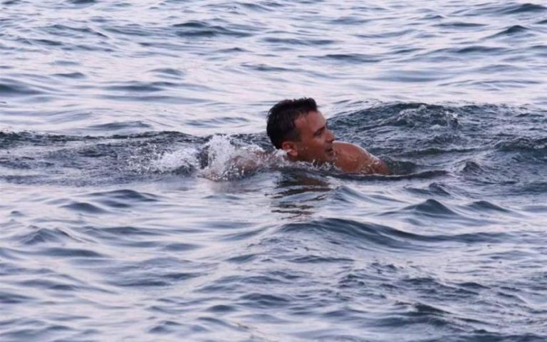 Στην Χαλκιδική ο Ζάεφ κάνει μπανάκια και διαφημίζει τη “Μακεδονική” γλώσσα και ταυτότητα