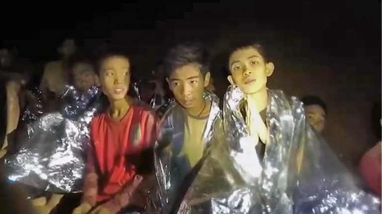 Ταϊλάνδη: «Είμαστε καλά» λένε σε νέο βίντεο τα εγκλωβισμένα παιδιά – Αγωνία για τον απεγκλωβισμό τους