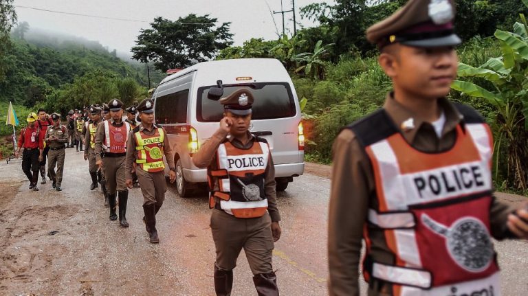 Ταϊλάνδη: Οκτώ παιδιά βγήκαν στο φως από το σπήλαιο Ταμ Λουάνγκ