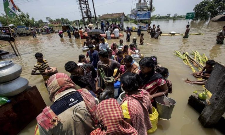 Τουλάχιστον 49 νεκροί από τις φονικές πλημμύρες της Ινδίας